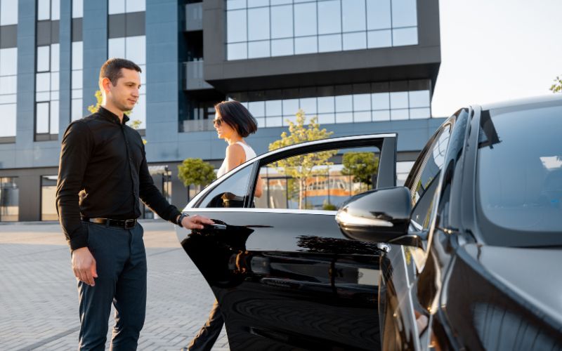 Read more about the article Exclusive Luxury Airport Transfers Across London by Platinum