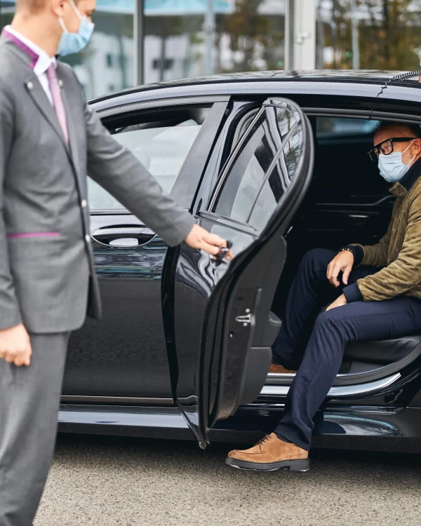 man-in-eyeglasses-getting-out-of-the-elite-taxi-2025-03-09-07-58-28-utc (1)-min